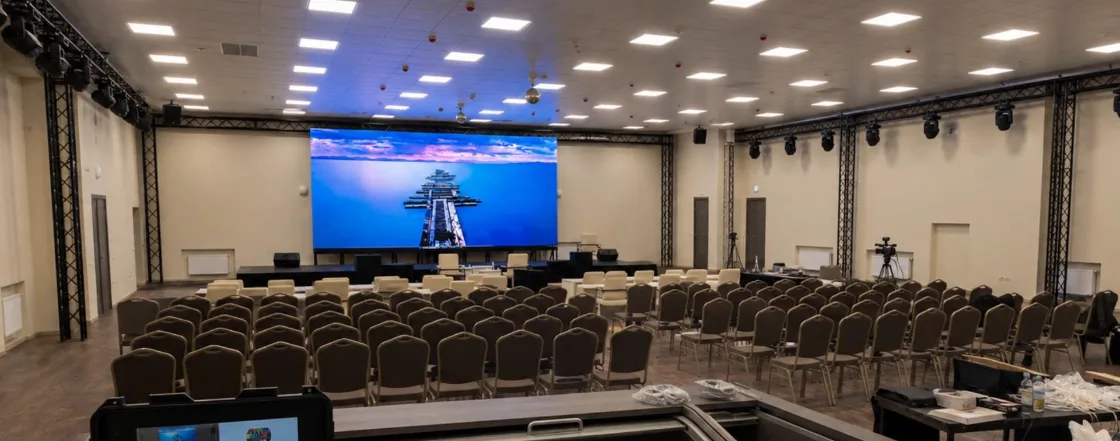 Готовый зал: LED-экран сцены и зрительские места